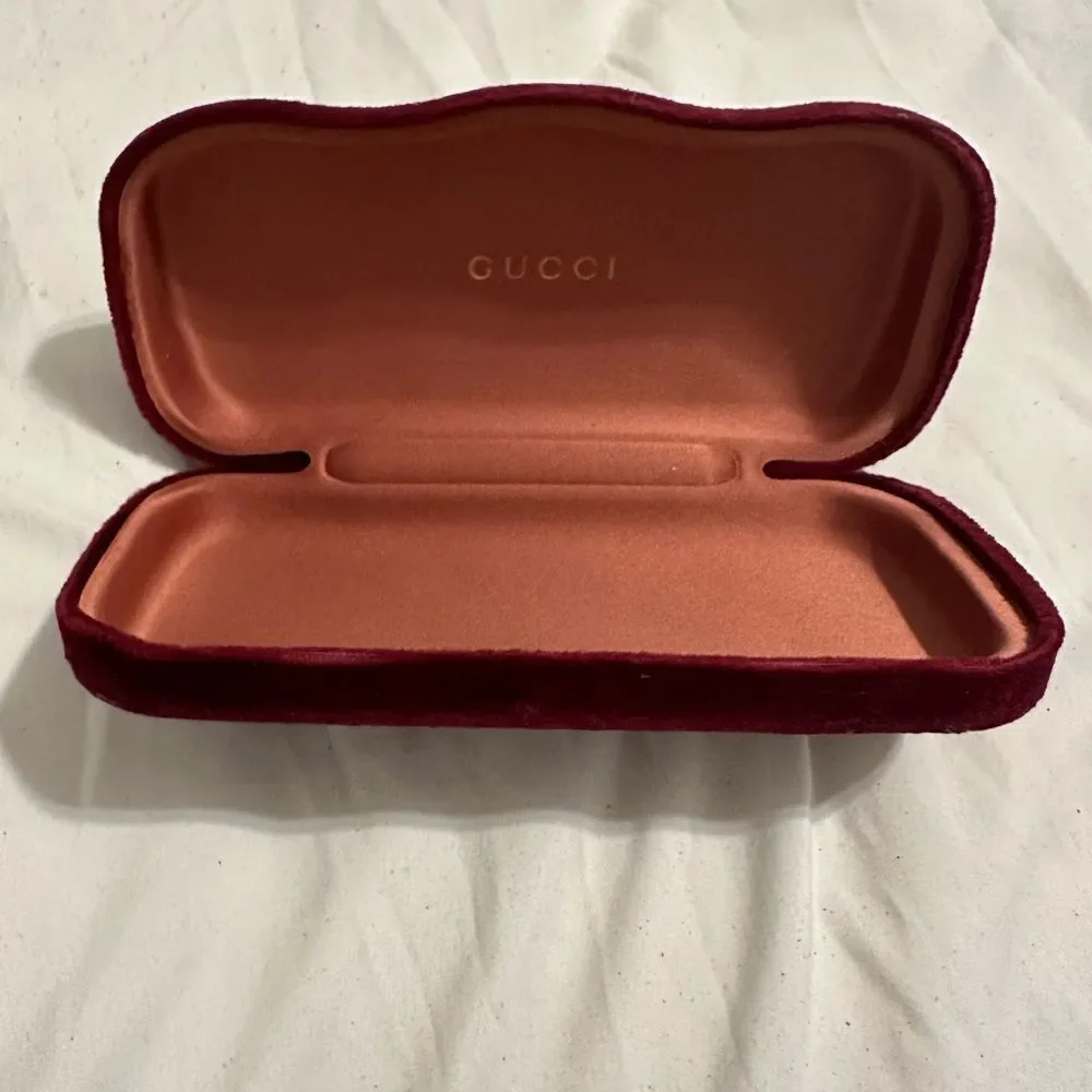 Gucci eyeglass features velvet